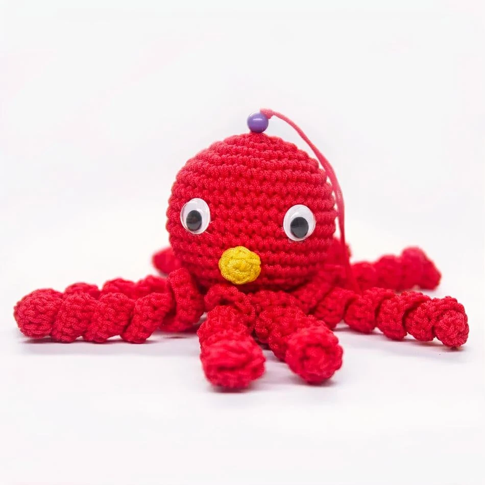 Peluche Poulpe Rouge Douce Tressée Pour Enfant 3 Peluche Poulpe Rouge Douce Tressée Pour Enfant – Image 3