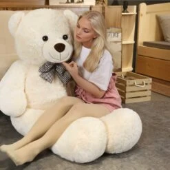 Ours Géant En Peluche Teddy Avec Nœud Papillon -Magasin De Jouets En Peluche 177374 68d376 scaled 1