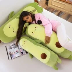 Peluche Oreiller Géant En Forme D’avocat -Magasin De Jouets En Peluche IMG peluche oreiller forme geant avocat 1