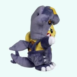 Peluche Pikachu Déguisé En Carchacrok -Magasin De Jouets En Peluche Img 11 2024 Peluche Pikachu deguise en Carchacrok 4