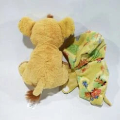 Peluche Simba Dans Une Petite Couverture -Magasin De Jouets En Peluche secd